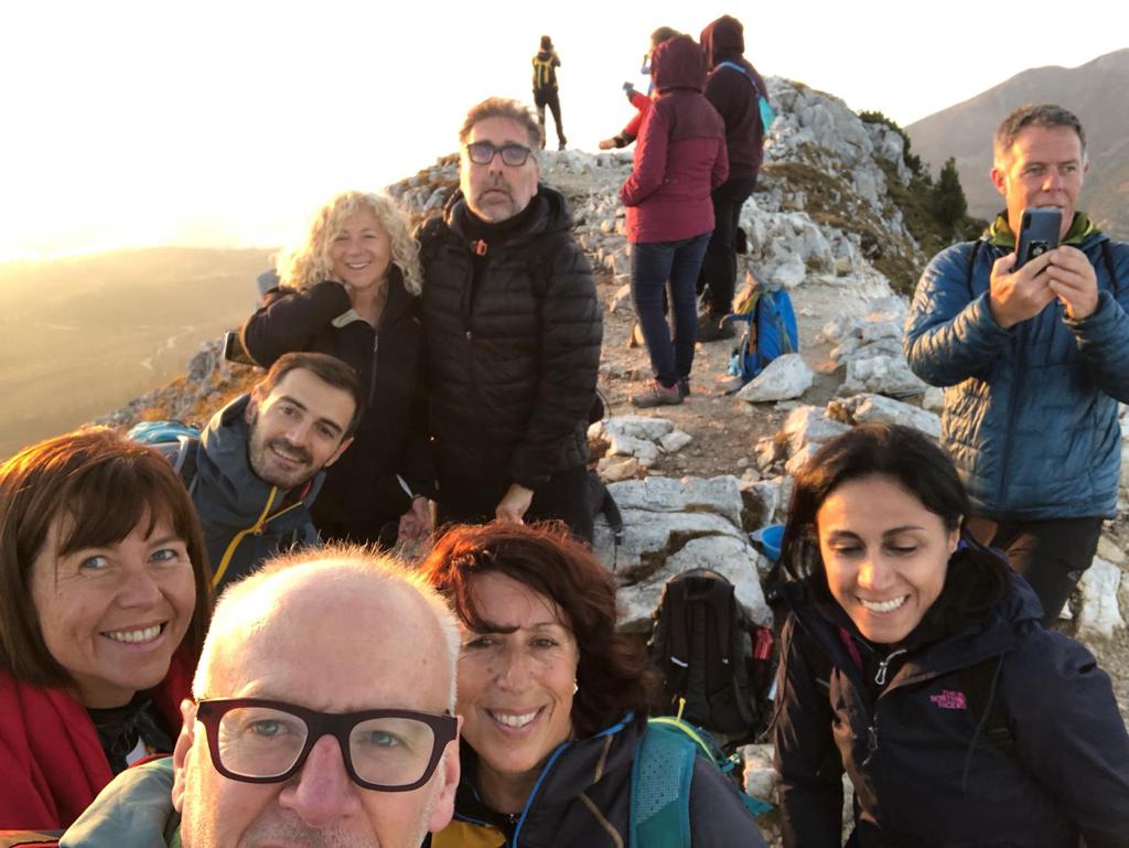 Chiara Caliceti sorridente con un gruppo di giornalisti al World Wellness Weekend 2021 - Press Tour in Val di Fiemme